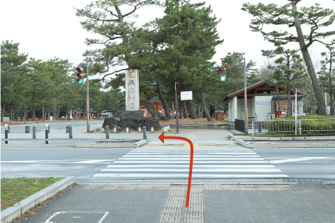 2.到二条道交叉口左转向西。
